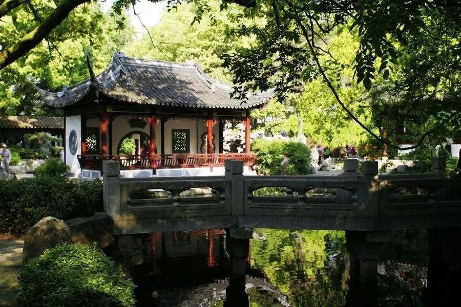 我本以为它只是一本教种花的书，没想到它却在我心里造了一个花园