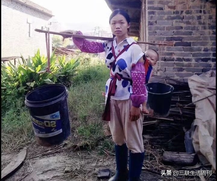 女子干完农活在田埂上跳古典舞,在家跳古典舞的女人