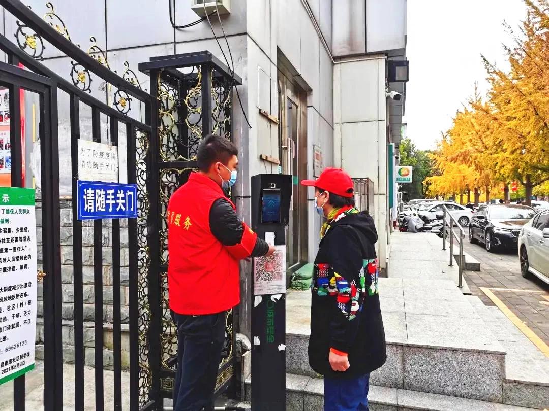 疫情防控暖心执勤,坚守疫情防控点节日慰问暖人心