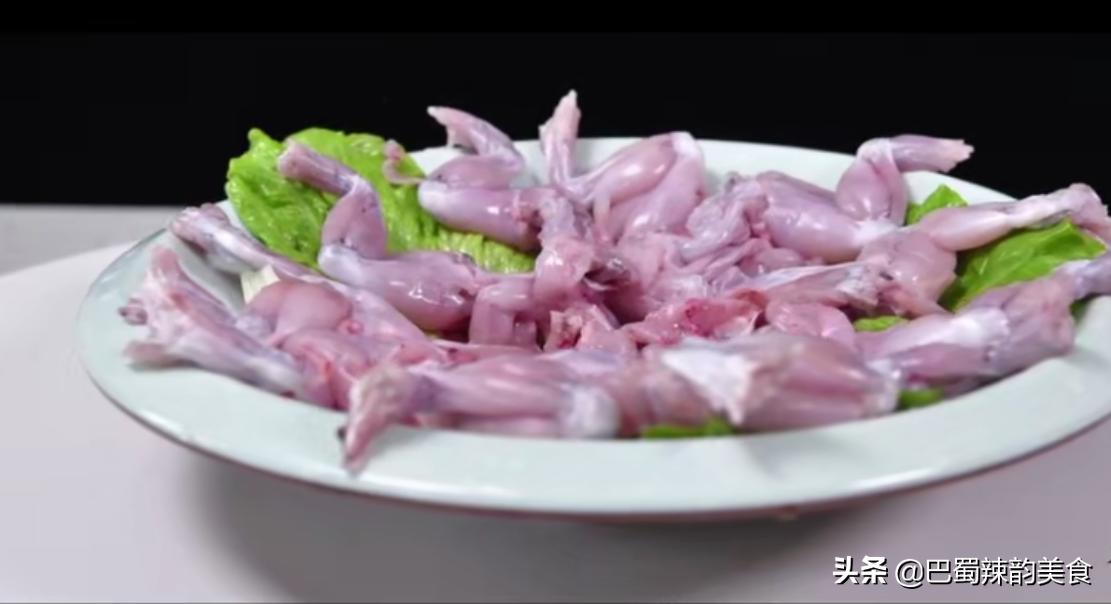 正宗美蛙鱼头怎么做牛蛙才嫩,店里的美蛙的做法全过程