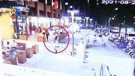 孩子爬窗户的防护网摔下楼,小孩摔下防护栏