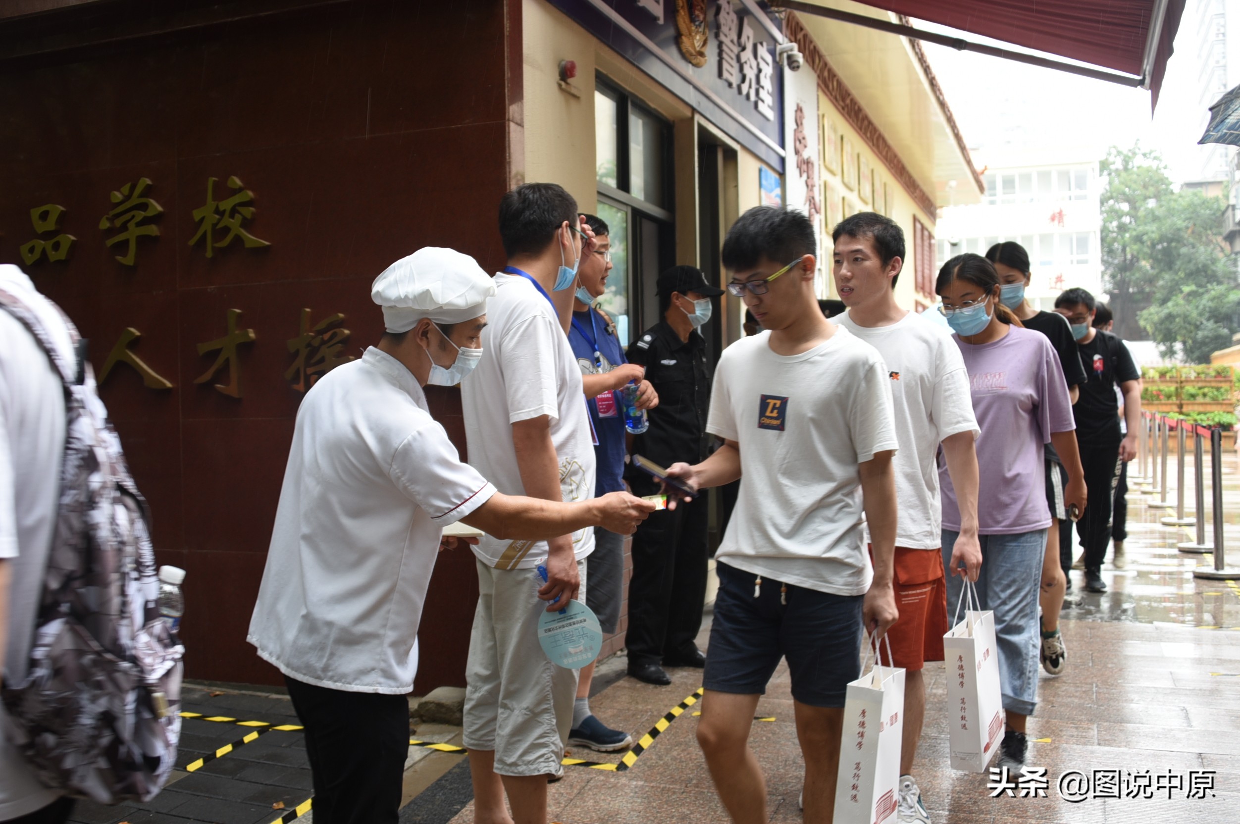 巡防员牵线*光春**早点餐饮，400张汤类半价优惠卡送高考考生