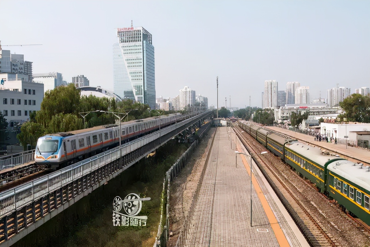 火车来了行人车辆请注意安全,行人车辆请注意火车就要来了