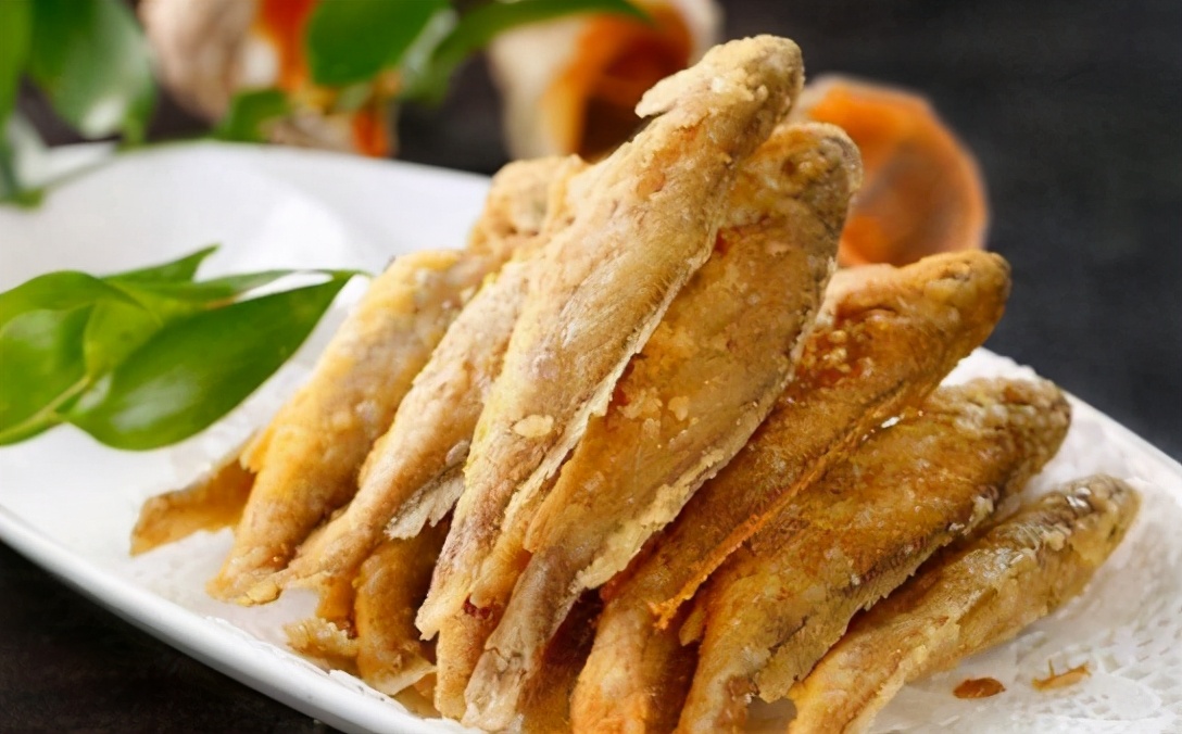 炸小鱼时,用什么挂糊很重要,学会这个方法,出锅外酥里嫩,真香