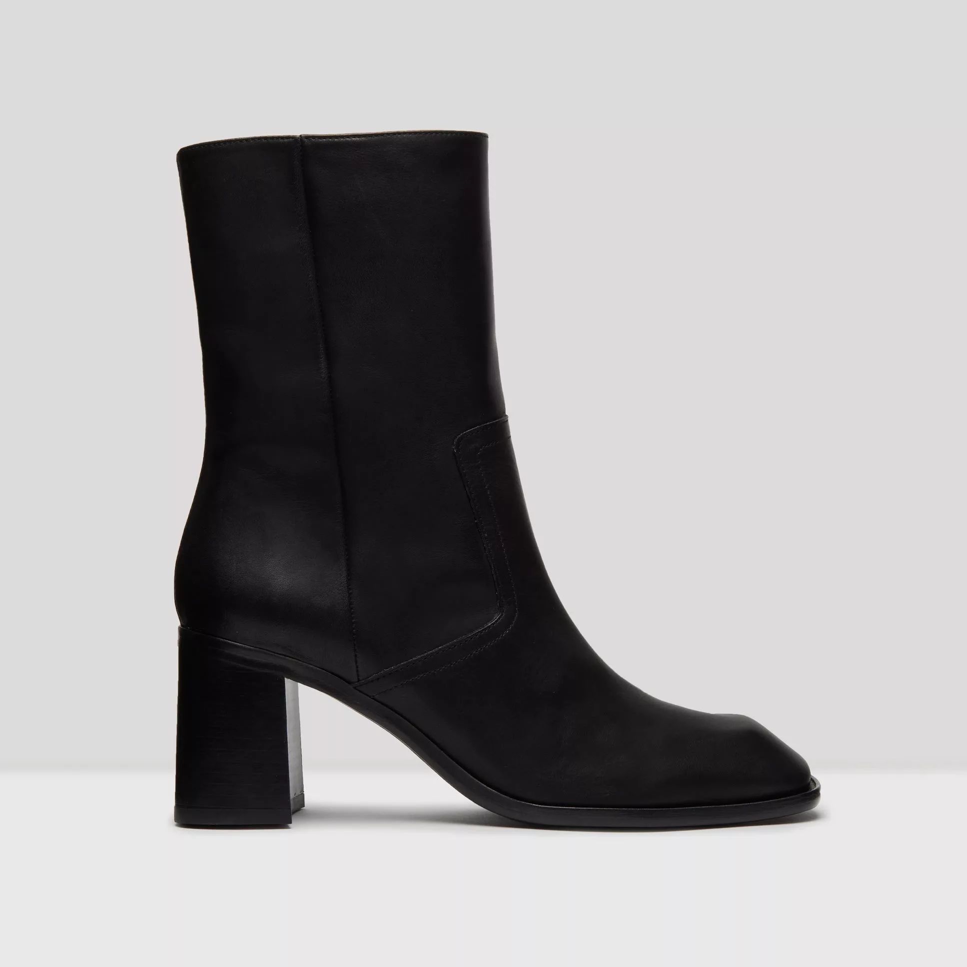 看见今年秋冬必入的第一双靴子，我方了……