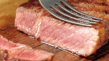 想让牛排够嫩又不太生？教你煎出7分熟完美牛排