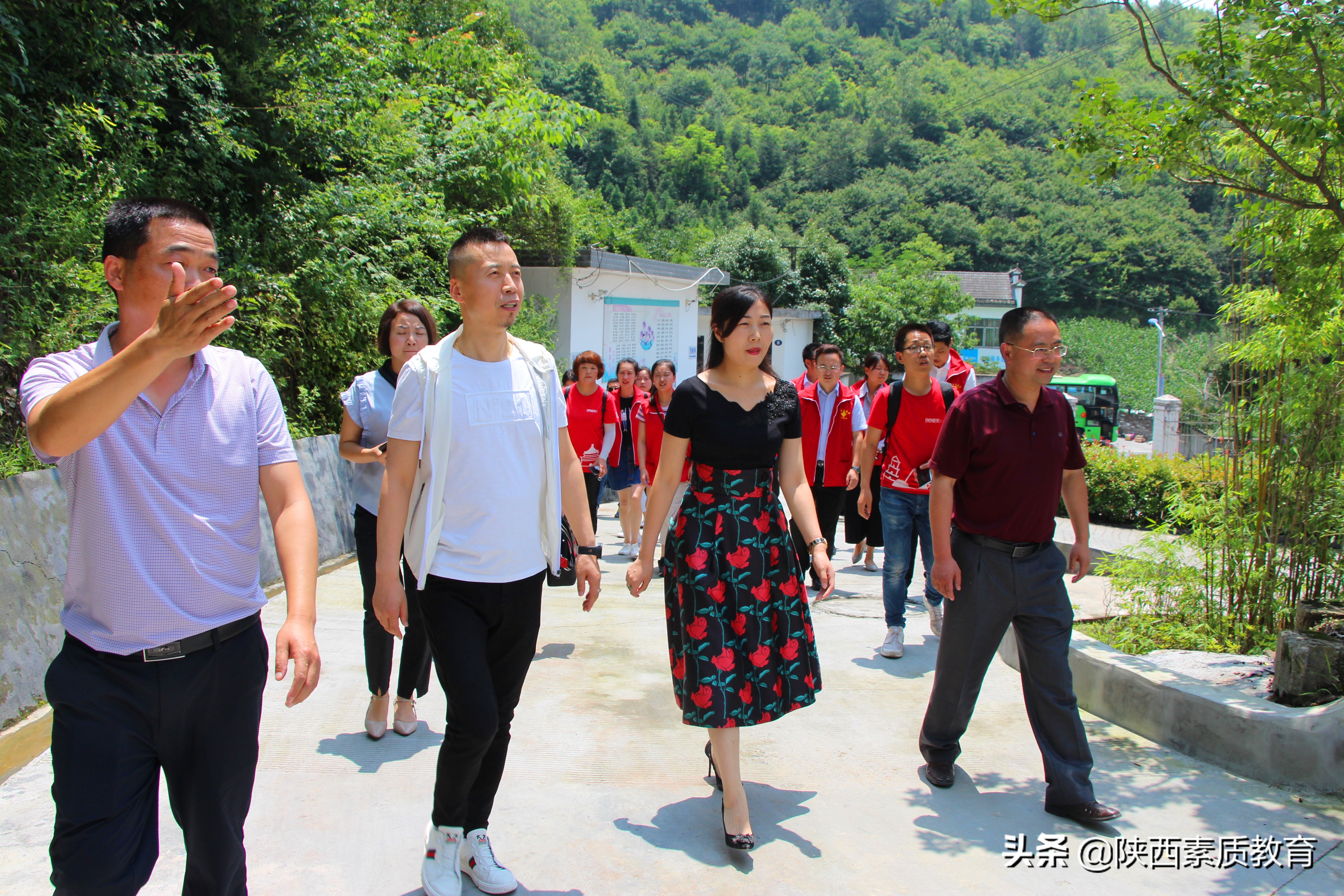 西安天朗集团*党**委爱心行走进安康市平利县大贵镇天朗希望小学