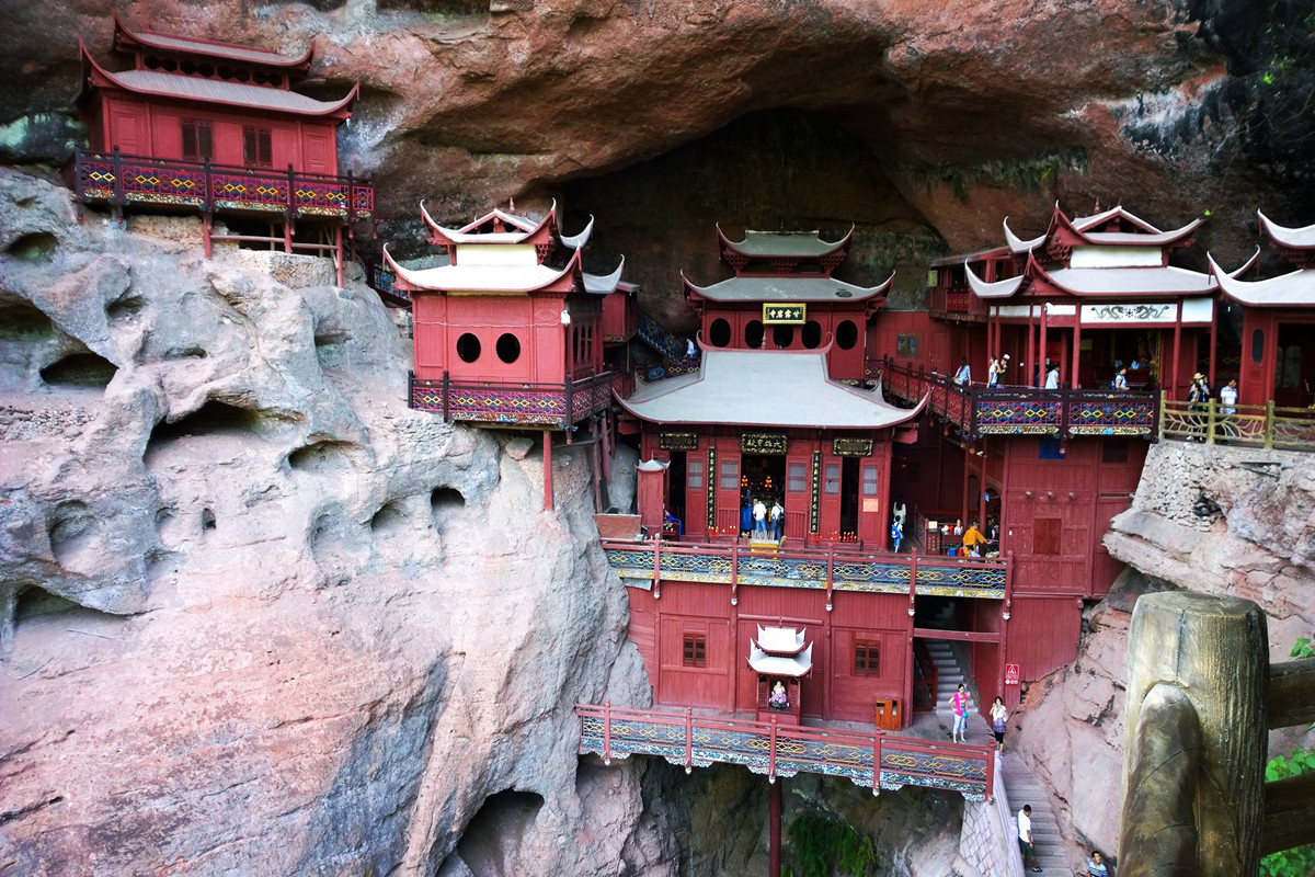 福建一座半山腰建有寺庙,福建荒废古寺庙