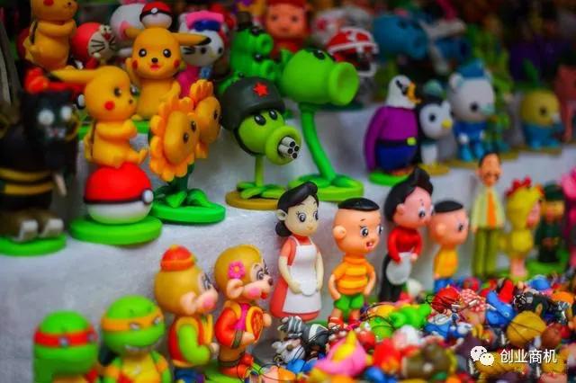 小伙卖玩具月入十几万,摆摊卖大型玩具一年赚100万