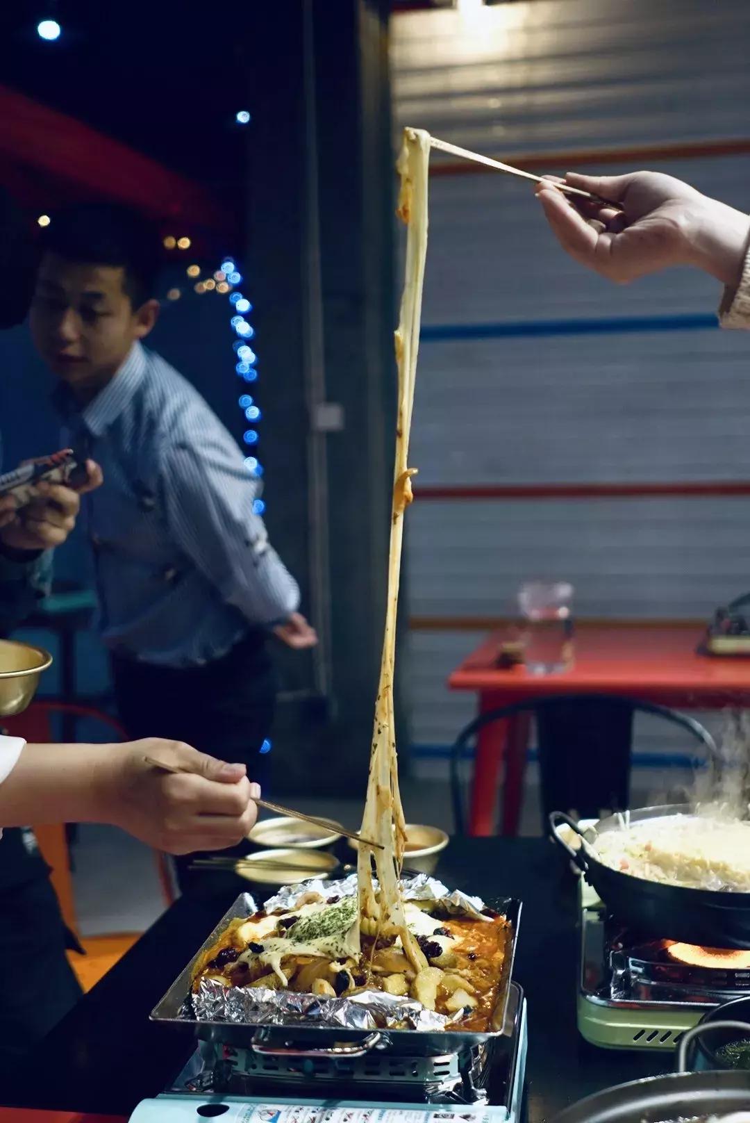 广州爆火的韩国年糕火锅 (韩国美食一条街部队火锅)