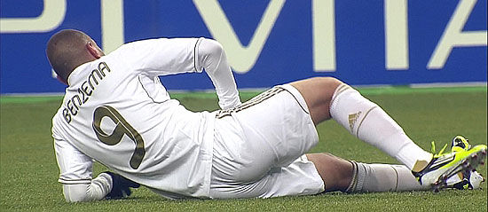 踢足球受伤了应该怎么办,踢足球受伤该怎么安慰