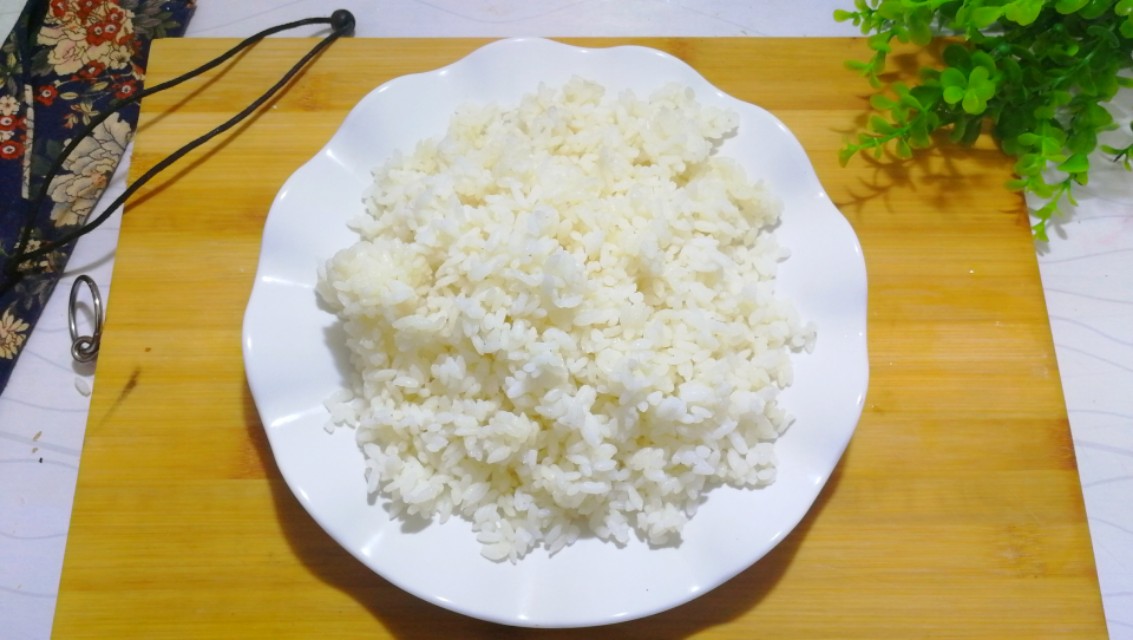 蛋炒饭黏糊成团易沾锅？看10年炒饭摊主如何操作，松散干香有诀窍