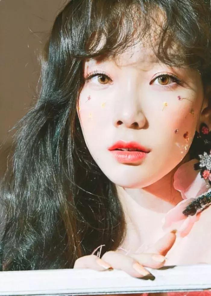 泰妍奚梦瑶,奚梦瑶穿miumiu黑钻吊带裙