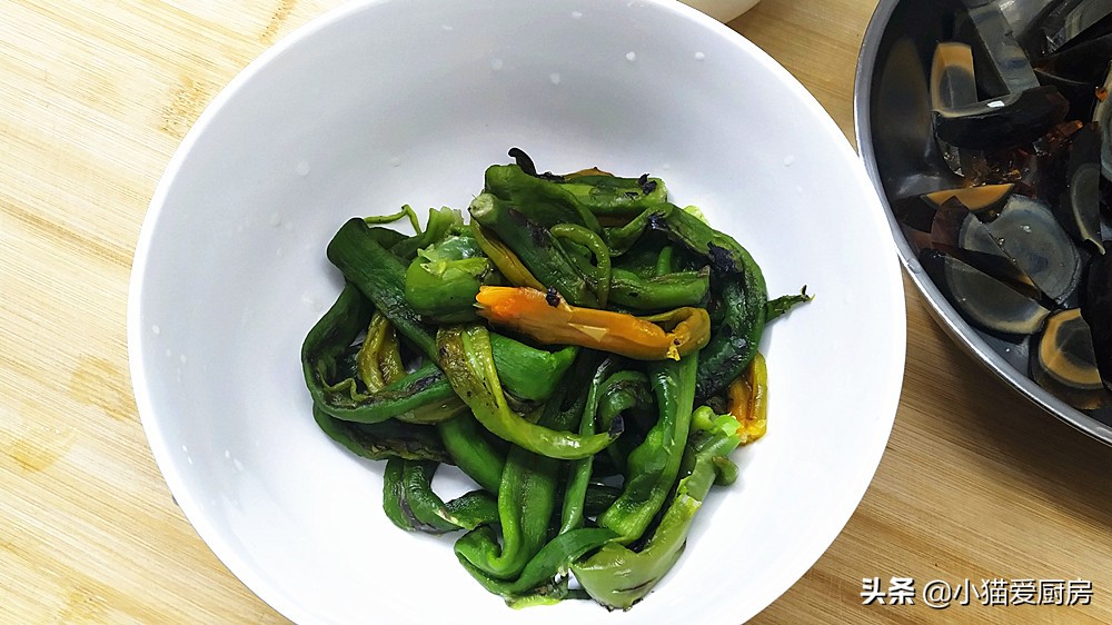 让人口水直流的擂辣椒皮蛋，香辣下饭，上桌就抢光，吃完还想吃