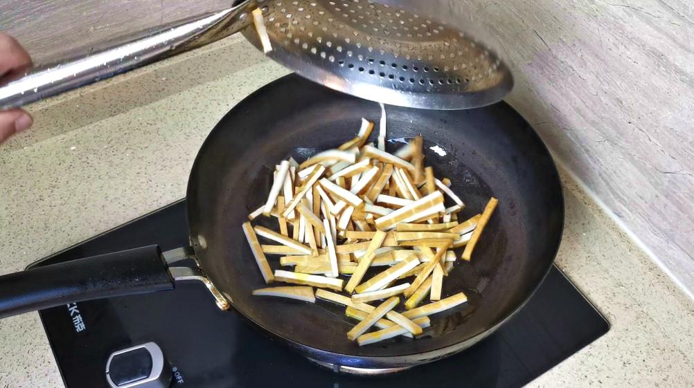 芹菜炒香干怎么做才能让香干入味,香干怎么炒不烂