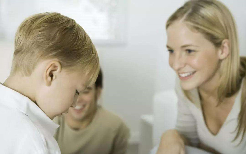 宝宝怕生是大人的问题吗,六个月孩子怕生胆小解决办法