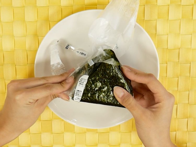 便利店的饭团怎么完整的取下来,便利店的那种饭团包装怎么打开