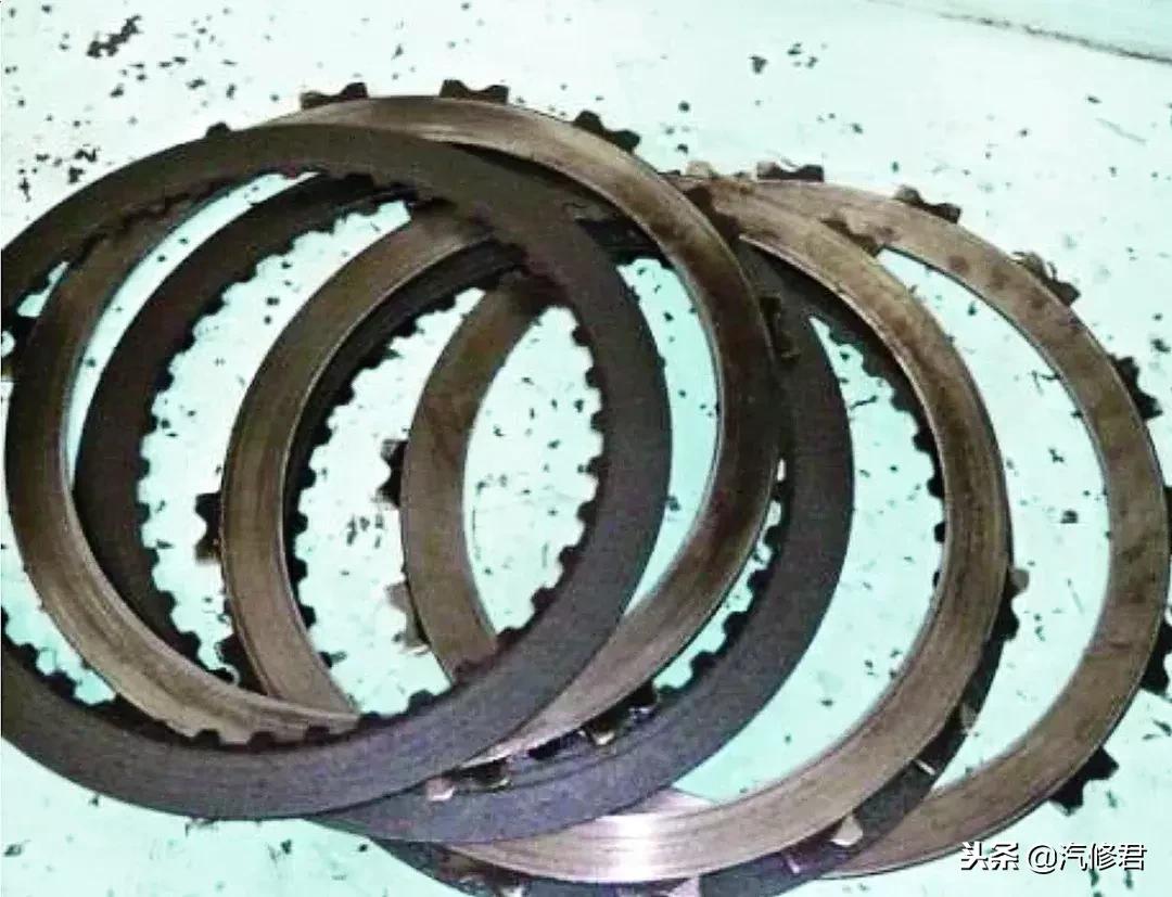 变速箱线束接口渗油导致故障,汽车变速箱阀体油管