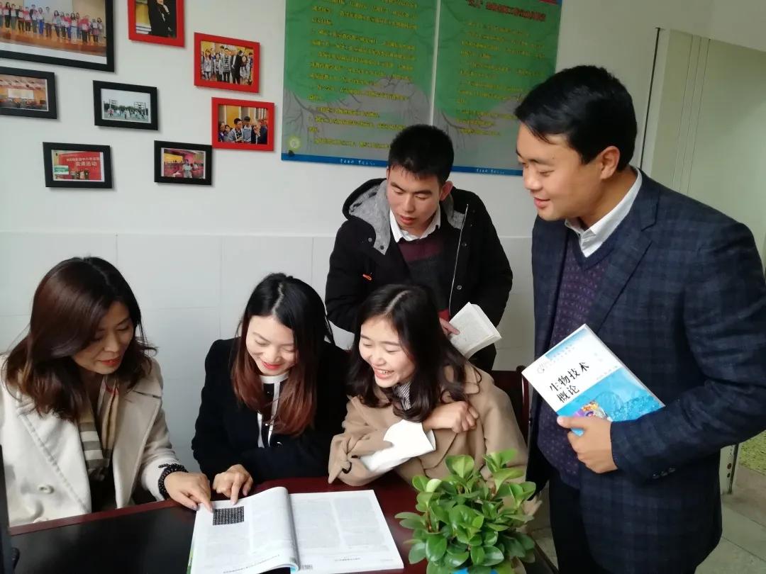 成都铁中和铁中府河校区,成都铁中