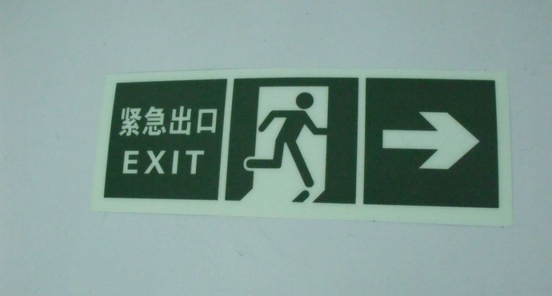 高空物爆头,歹徒无故背刺,出门遭雷劈……他可能是史上最惨角色