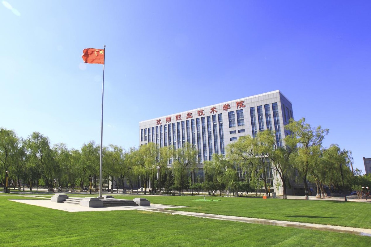 桃李芬芳满天下拔萃英才遍九州