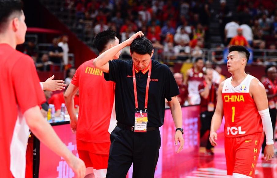 易建联孤胆英雄面对采访,易建联一位悲壮的孤胆英雄