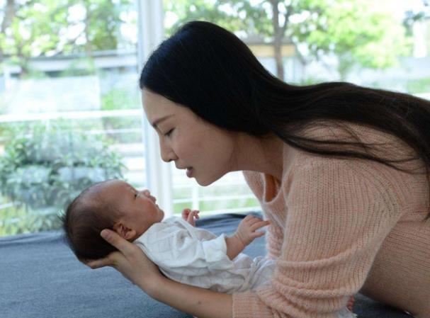 为什么新生儿抱着睡得香放下就醒,新生儿为什么抱着睡着一放下就哭