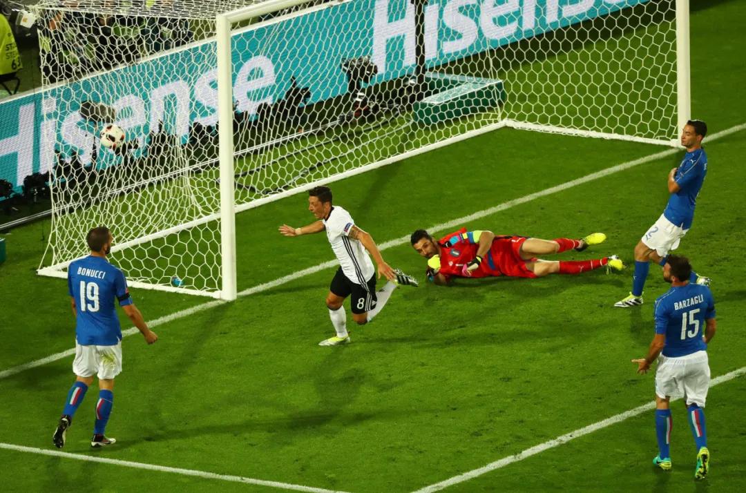 欧洲杯球场广告是虚拟的吗,欧洲杯赛场的中国广告