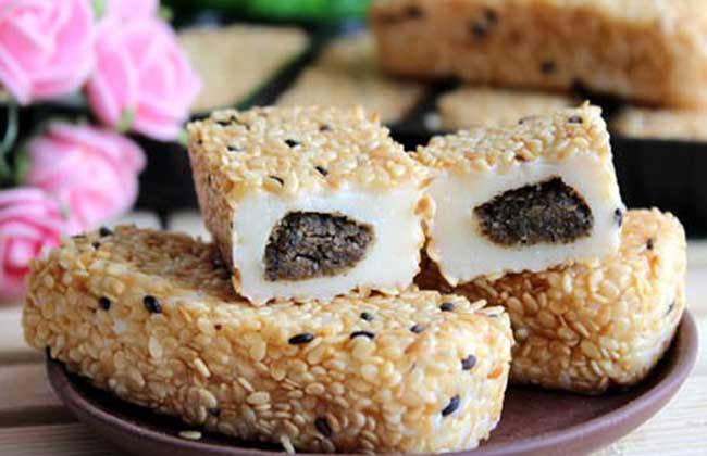 路边的甜品店，传出“砰砰”的敲打声