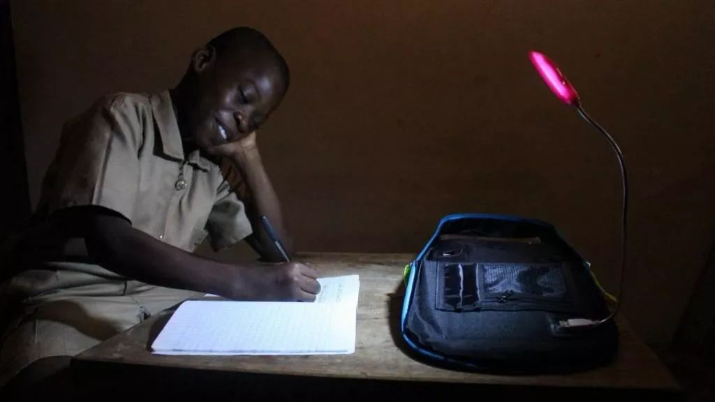 深圳80后跨国接济贫困儿，百万太阳能包，从美国改卖到非洲贫民窟