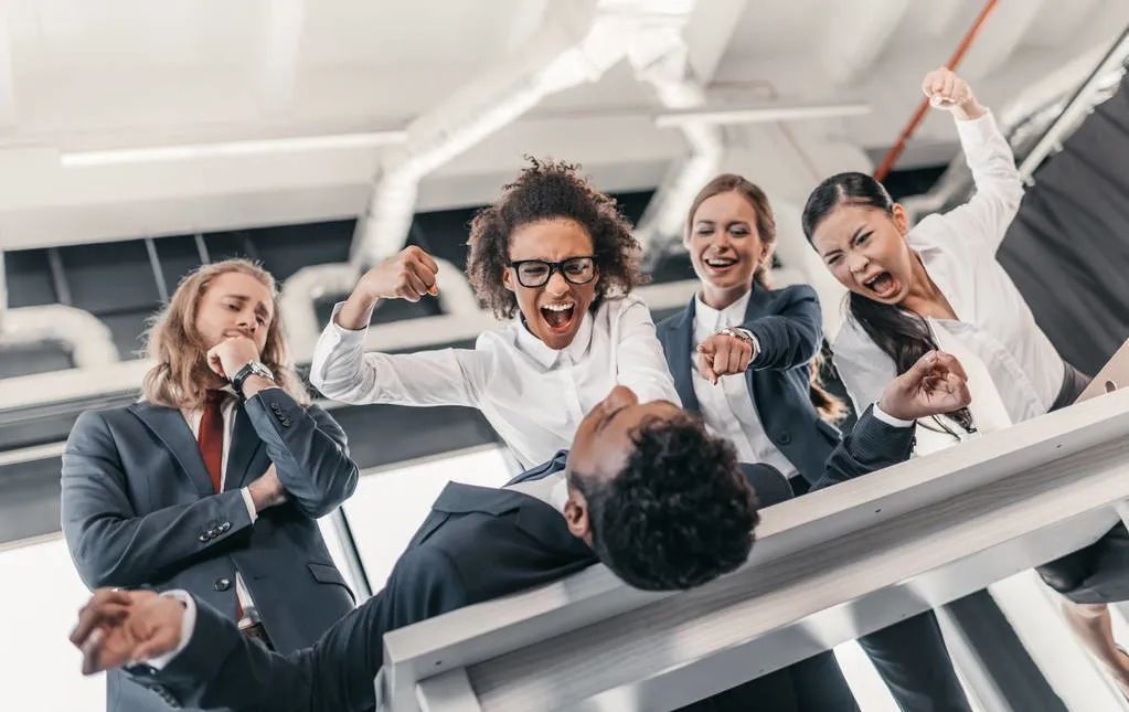 职场上,你被同事孤立了怎么办?高情商的人,都从这3点分析应对