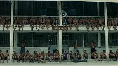 英国白人被关泰国监狱，干翻狱警潇洒越狱，结局却把我治愈的电影