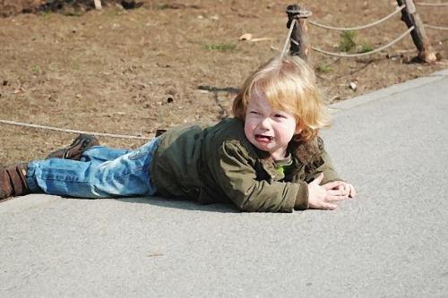 孩子摔到头血肿嗜睡,小孩摔倒头皮血肿严重吗