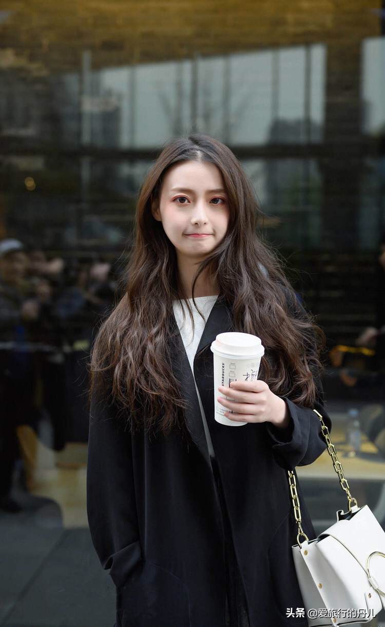 人人都有的黑色大衣如何搭,女士风衣怎么穿出高级感