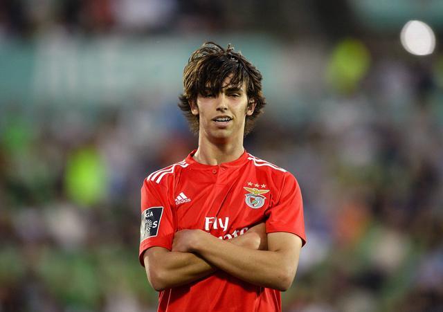 足球运动员哪个位置跑动最多最好,足球各位置球员的选择标准