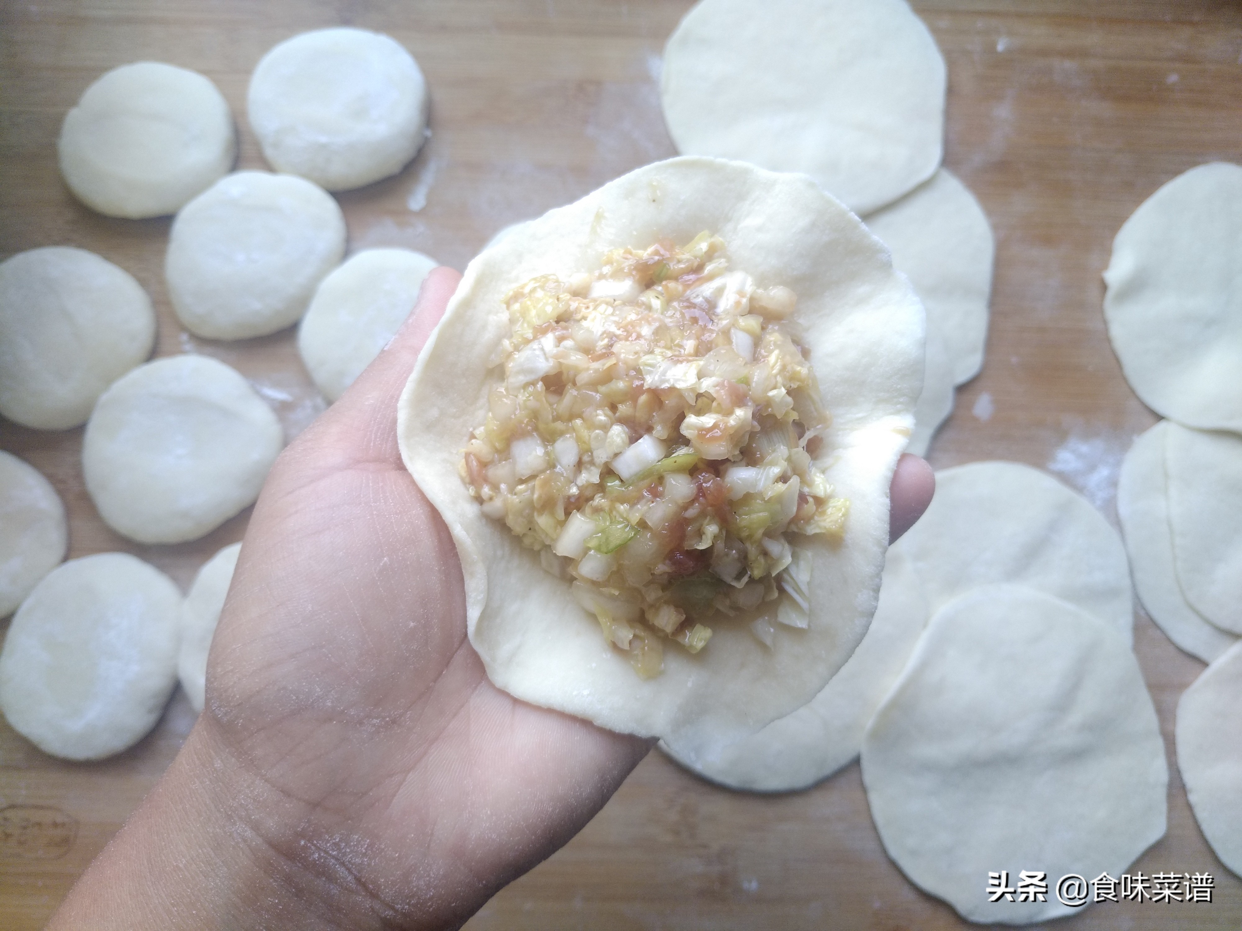 白菜肉包最好吃的做法，色香味美，松软不塌陷，原来做法这么简单