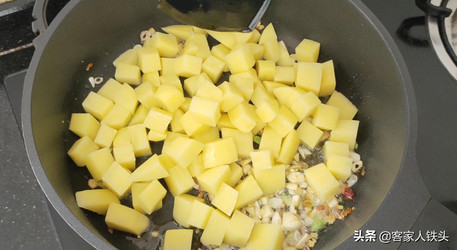 土豆和鸡肉鱼肉鸭肉一起炒,鱼肉土豆国色天香的做法