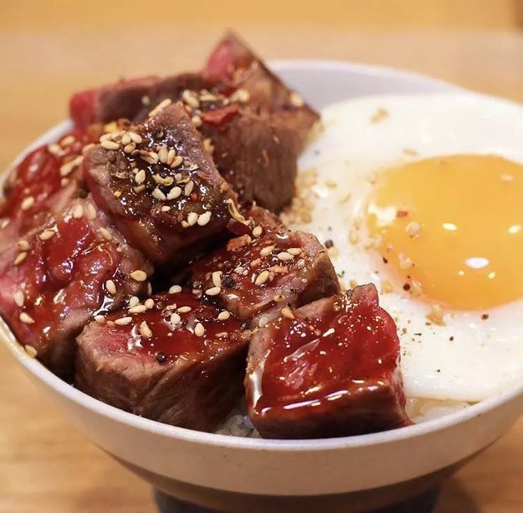 100日元在日本吃一天,100日元在日本吃寿司