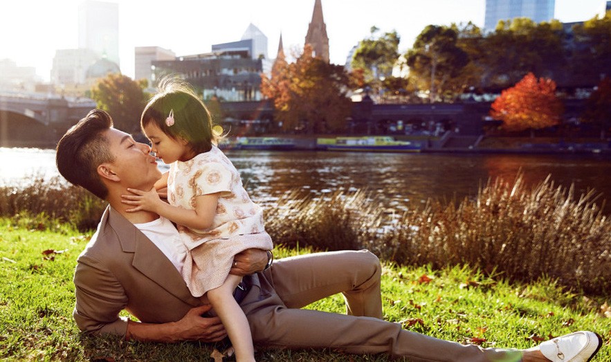 “转账爸爸”火了，火得很病态，是在害女儿