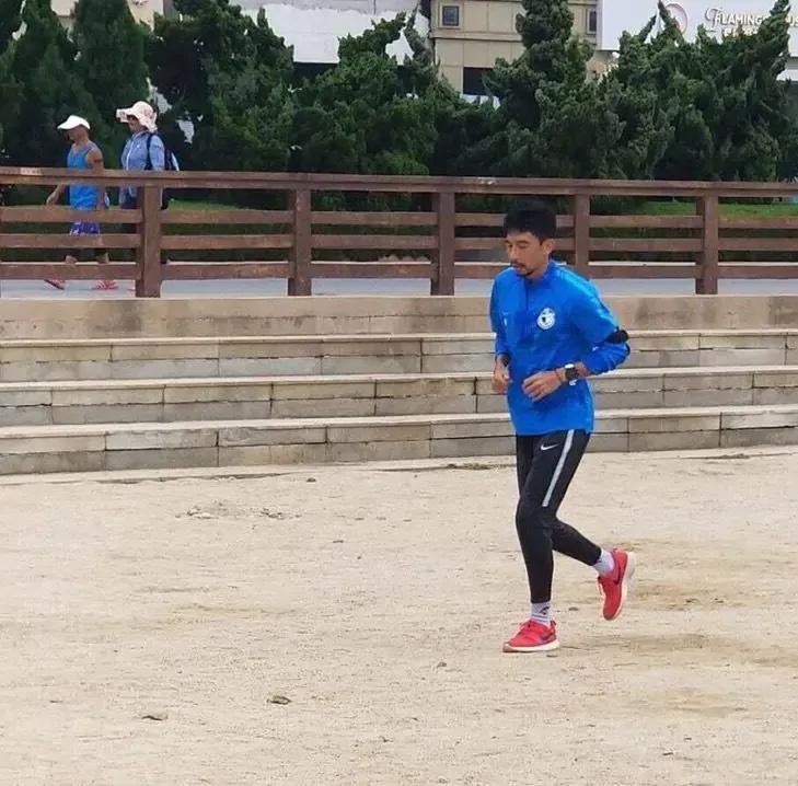 朱挺恶意踩踏红牌下场,足球队员朱挺现在情况