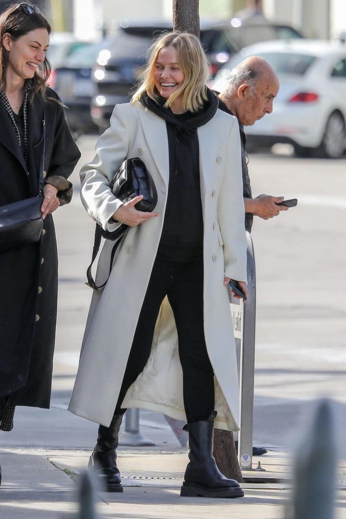 深卡其色大衣冬内搭什么好看,咖色冬大衣配什么颜色内搭