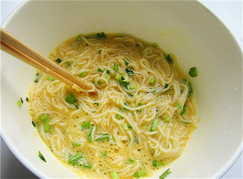 剩面条煎面条的做法,剩面条变身美味早餐饼