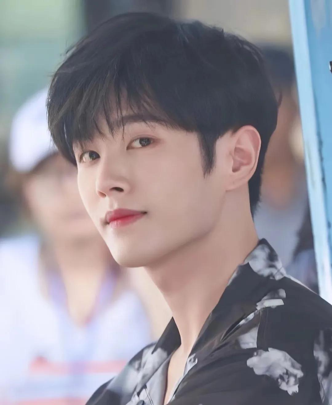 最近男明星代言护肤品,明星代言化妆品为什么不抹脸上