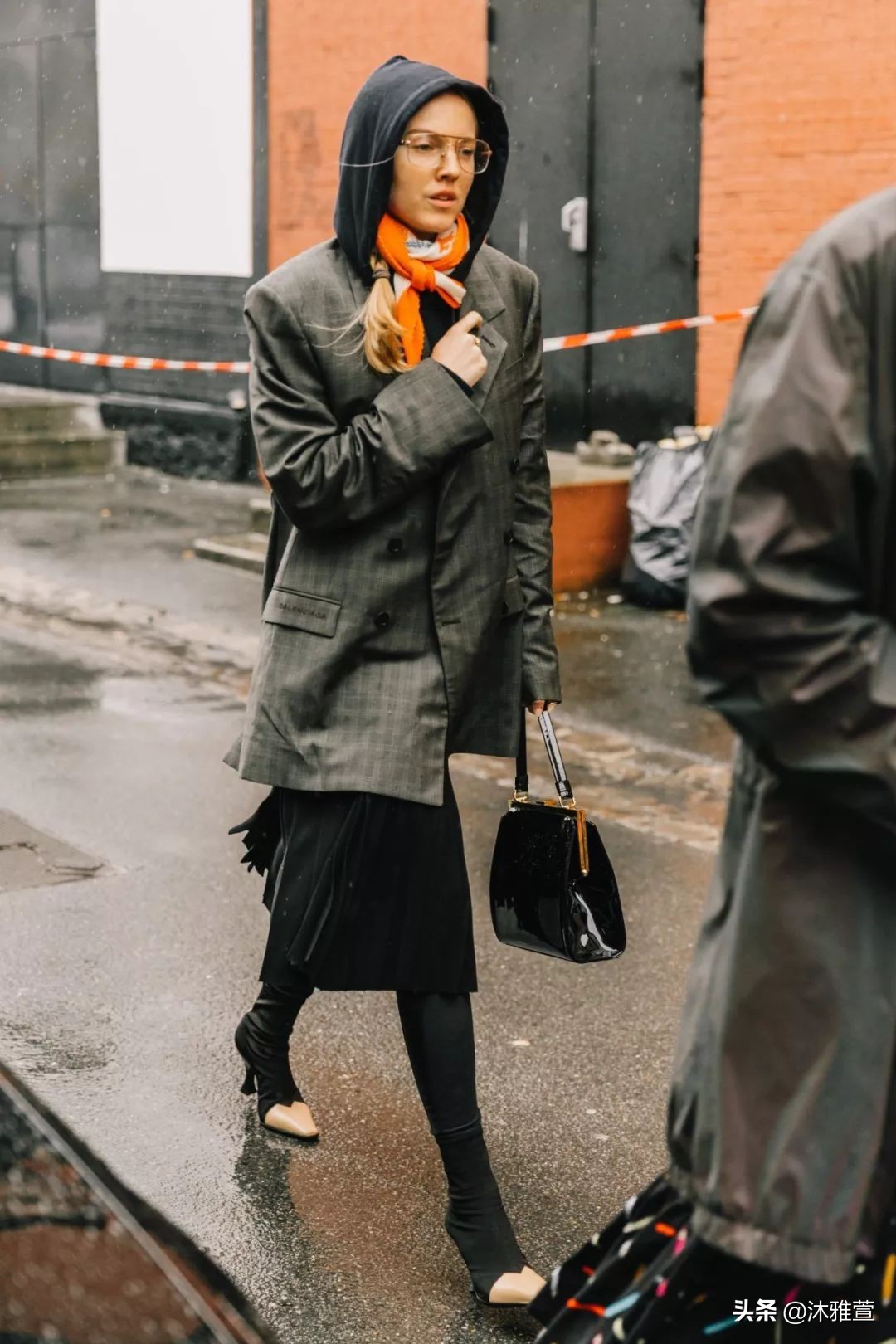 卫衣的n种穿法你学会了吗,卫衣的4个搭配方法太时髦了