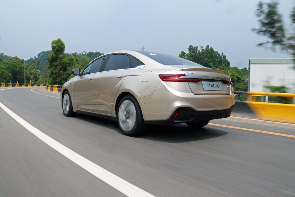 几何a对比特斯拉,几何a和特斯拉哪个值得买