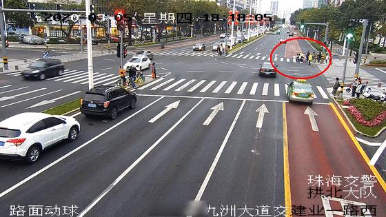 小男孩切东西不小心切到自己的手,儿子切水果时不小心割到手指