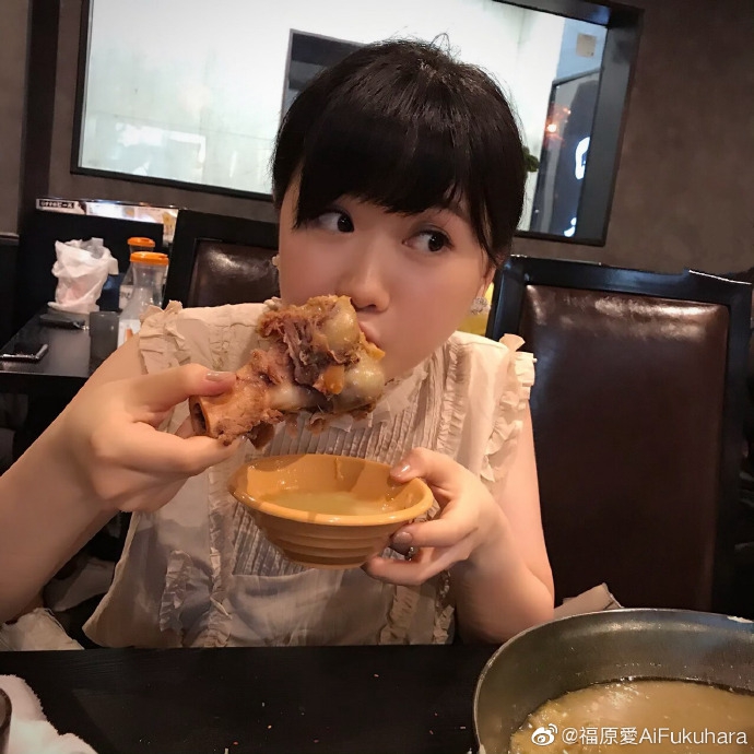 真香啊！福原爱不顾形象大口啃大棒骨，网友纷纷留言“馋坏了”