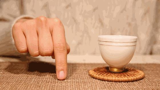 倒茶时对方敲三下桌子是什么意思,涨知识别人给你倒茶为何要敲三下