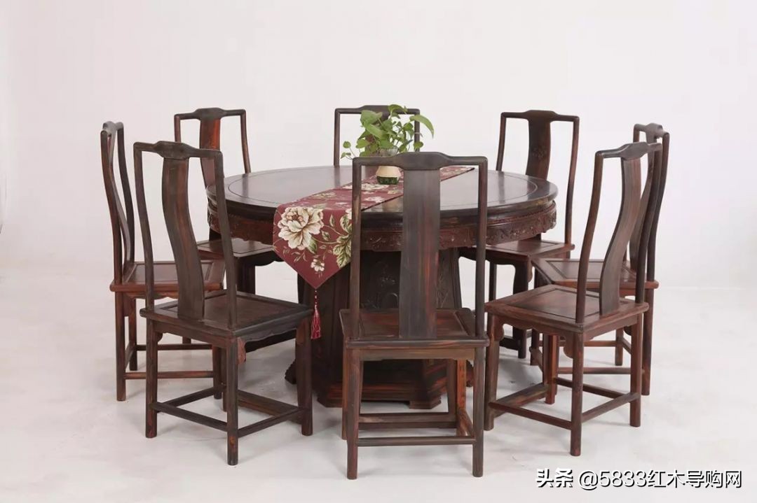 中式餐厅用圆桌还是长条桌好,餐厅圆桌和长桌哪个更好