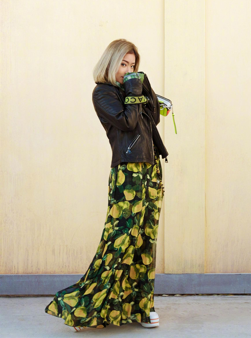 王菊学聪明了！穿阔腿皮裤藏起“大象腿”，却故意勒出了“A4腰”